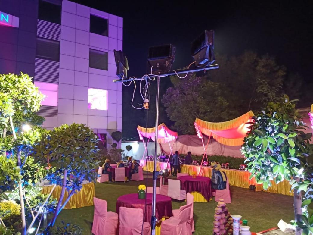 Hotel Sourav Park Inn Agra Агра Екстериор снимка