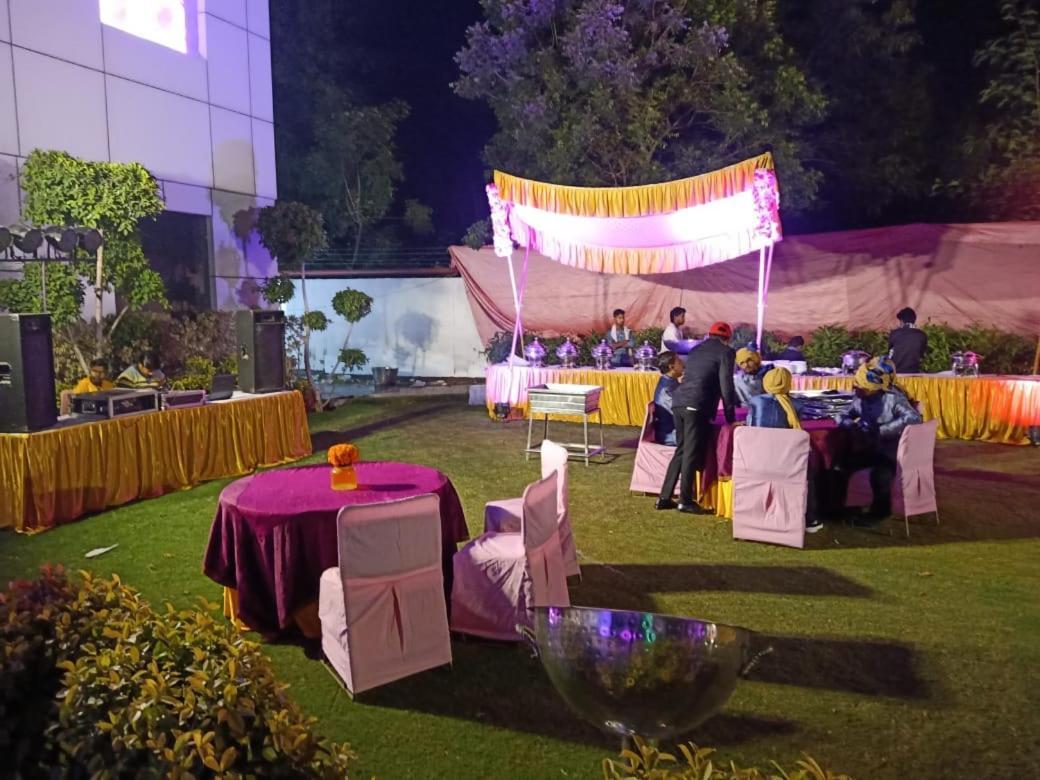 Hotel Sourav Park Inn Agra Агра Екстериор снимка