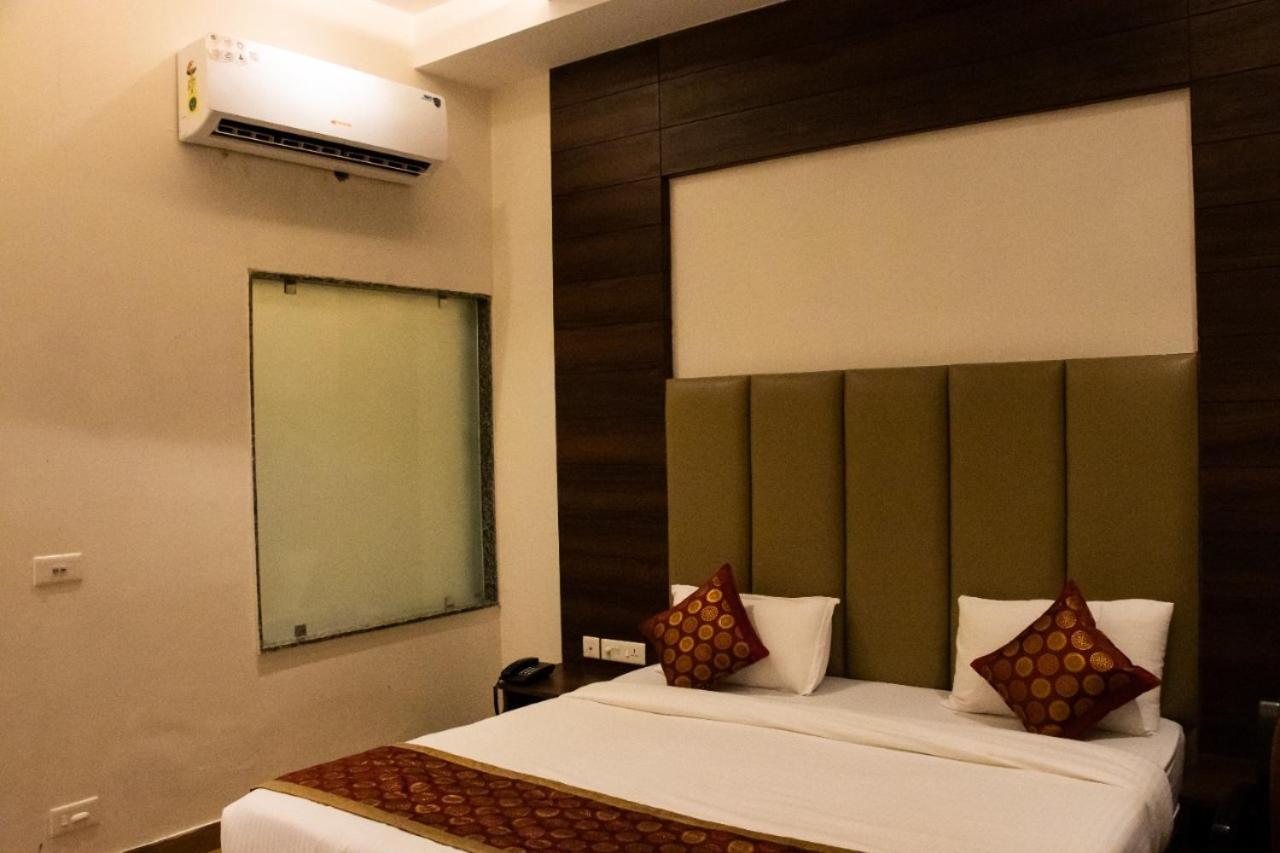Hotel Sourav Park Inn Agra Агра Екстериор снимка